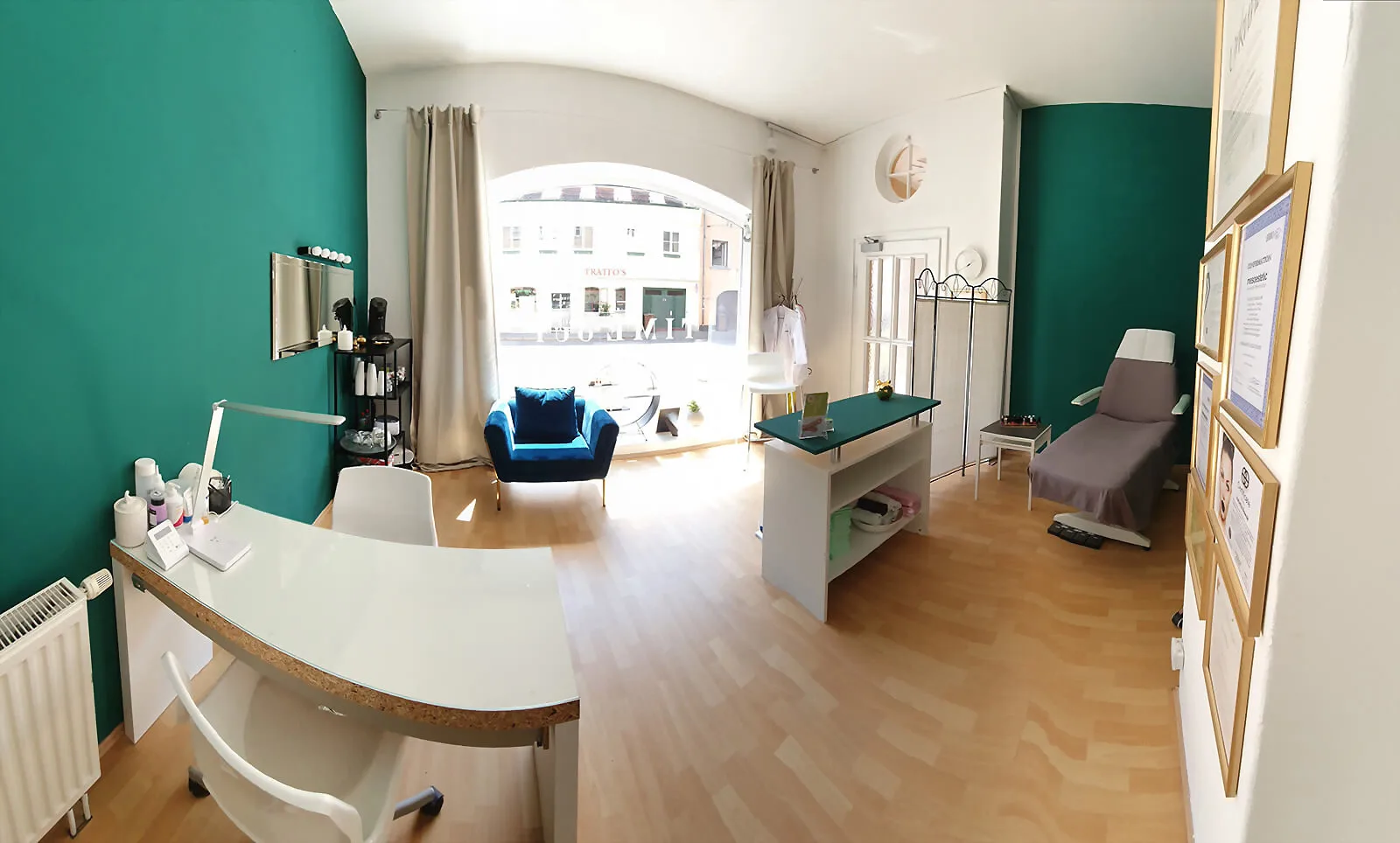 Kosmetikstudio: Behandlungsbereich und Empfang